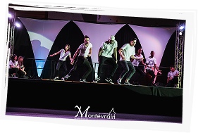 Danseurs de l’association sur scène